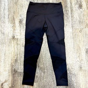 Victoria’s Secret Black Mesh Detail Total Knockout Leggings Size Medium